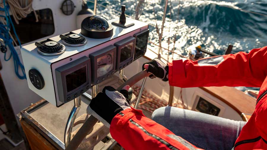 Sailing boat navigation instruments